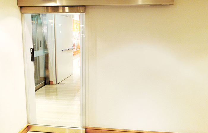 Automatic doors to create a sense of space